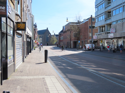 848766 Gezicht over de vanwege de coronacrisis vrijwel uitgestorven Lange Jansstraat te Utrecht richting Janskerkhof, ...